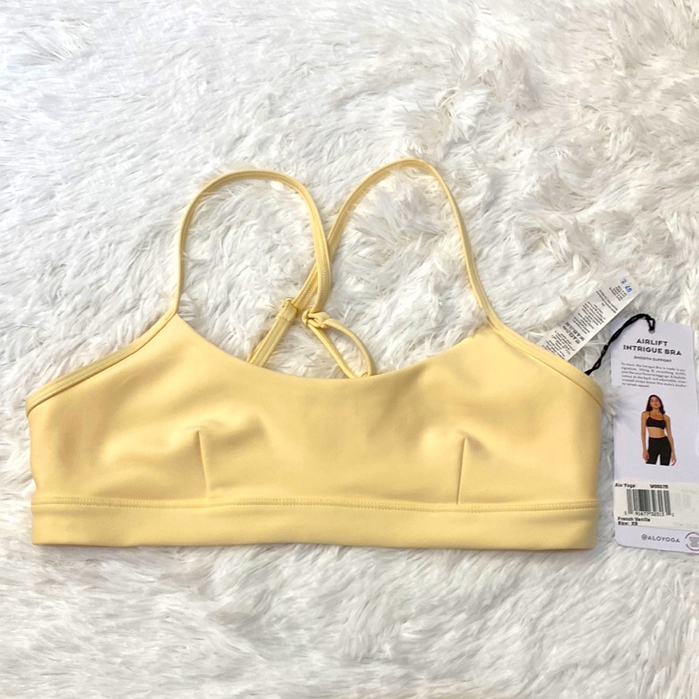 Women’s Alo Yoga Intrigue Sports Bra. NWT Size XSmall. Color: French Vanilla